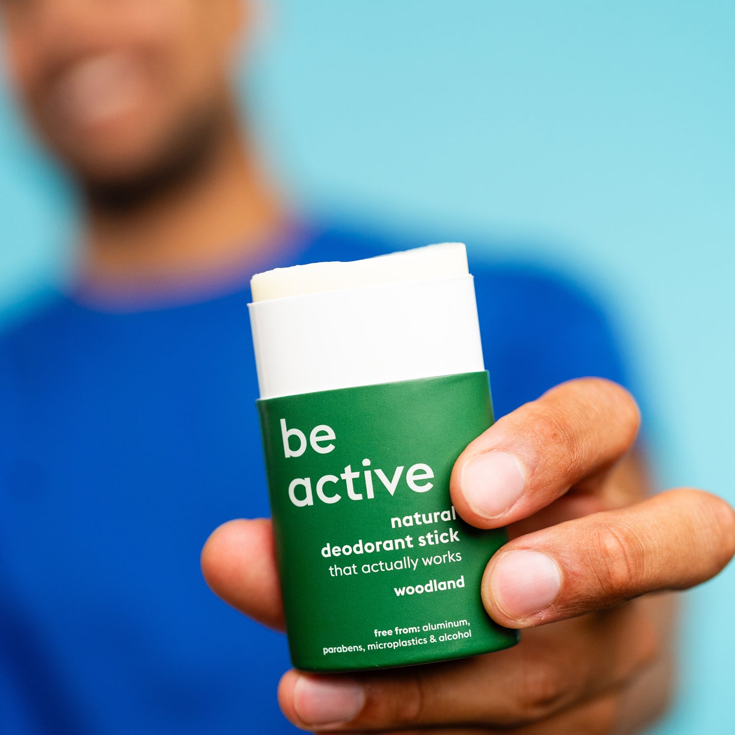 Person håller LEKKER Be Active naturlig deodorant stick - vegansk deodorant för daglig användning
