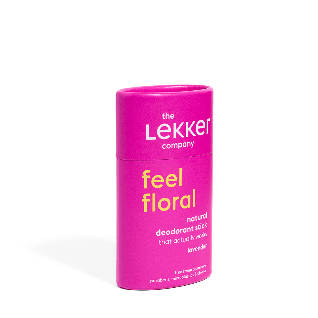 LEKKER Feel Floral naturlig deodorant stick i rosa förpackning i vinkel mot ljus bakgrund