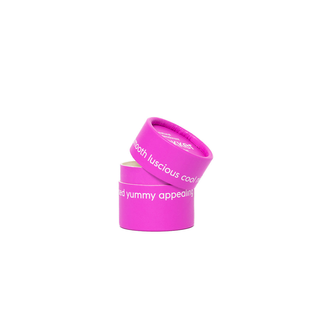 Öppen burk med LEKKER Feel Floral naturlig deodorantkräm i rosa förpackning