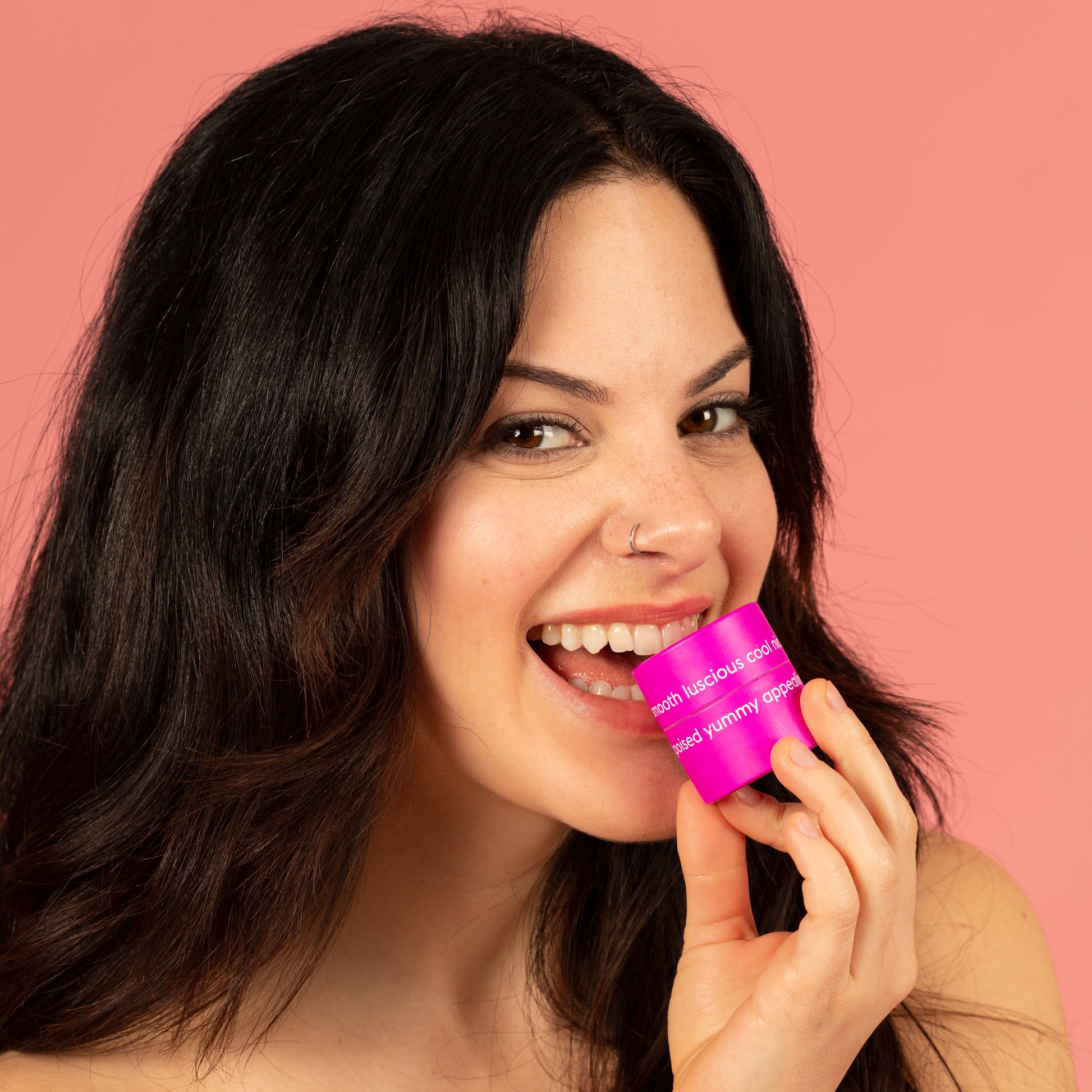 Person applicerar LEKKER Feel Floral naturlig deodorantkräm - vegansk deodorant med mjuk blommig doft