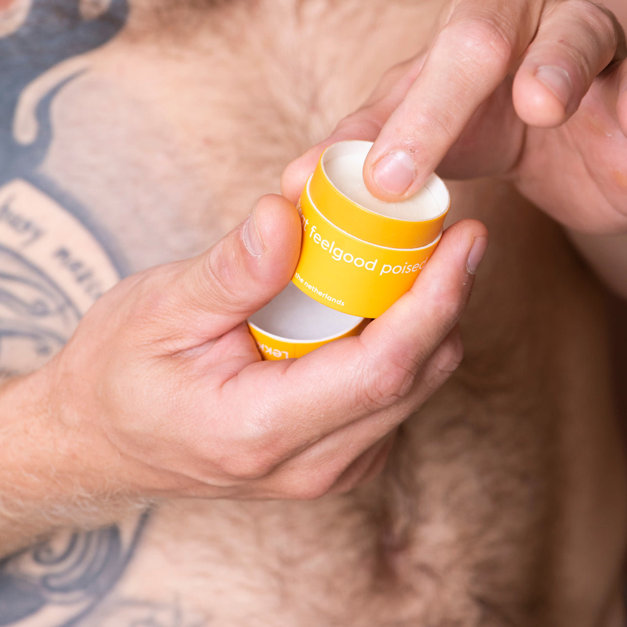 Person applicerar LEKKER Have Fun naturlig deodorantkräm - vegansk deodorant med frisk citrusdoft