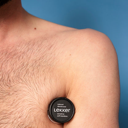 Deodorantkräm applicerad på hud. LEKKER Go Gentle i liten burk
