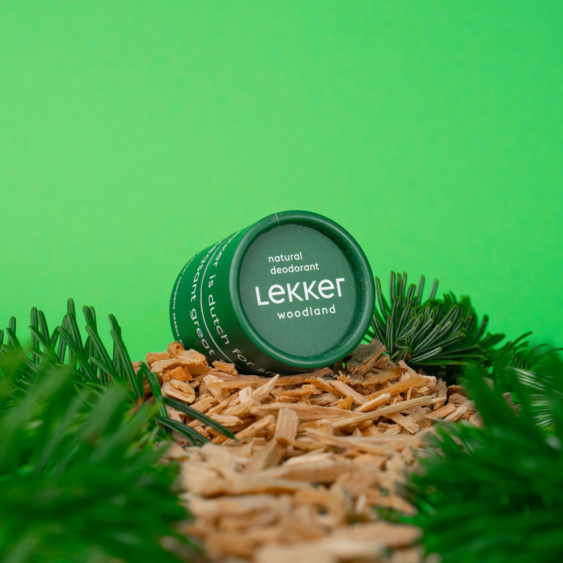 LEKKER Be Active naturlig deodorantkräm i burk placerad på gräs - vegansk deodorant med frisk doft