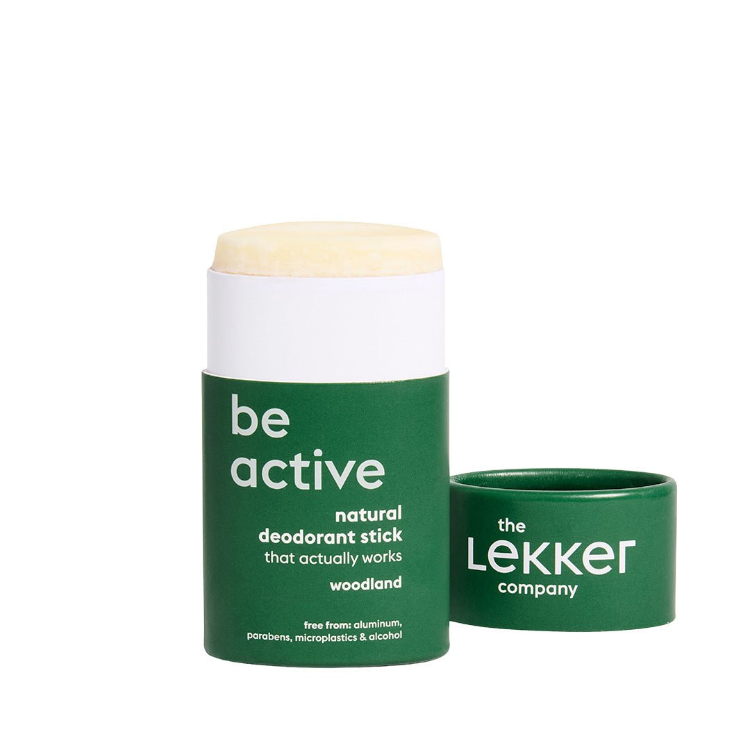 LEKKER Be Active naturlig deodorantstick i grön förpackning med avtaget lock bredvid.