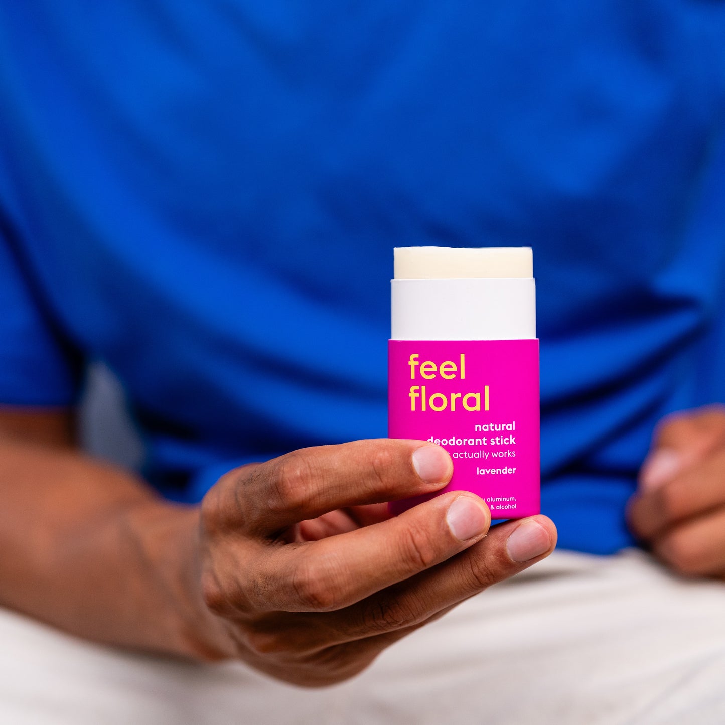 Person håller LEKKER Feel Floral naturlig deodorant stick - vegansk deodorant med mjuk blommig doft
